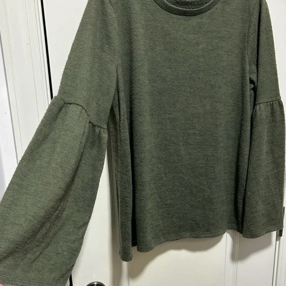 🐆3/$15 Ana flowy sleeve green top - Picture 3 of 4